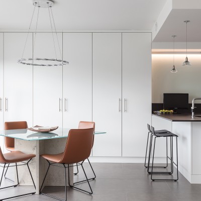Keuken Platina Wit met hoge livingkasten